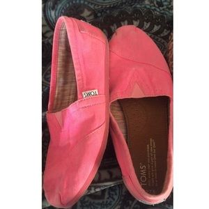Bright pink Toms